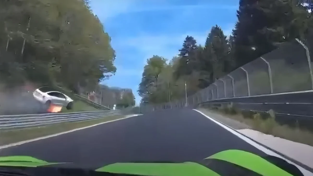 Nürburgring: um Tesla sai a voar, a bateria incendia-se e foi o caos total (vídeo)