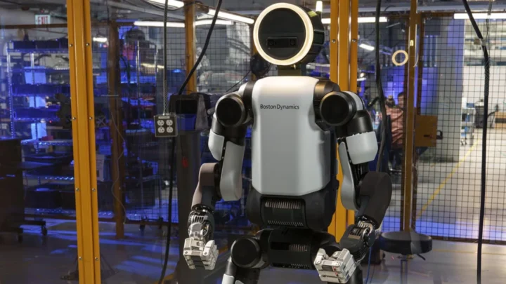 Imagem do robô Atlas da Boston Dynamics a trabalhar nas fábricas da Hyndai