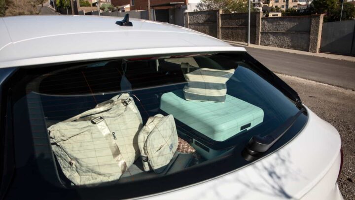 Carro numa estrada com a mala cheia
