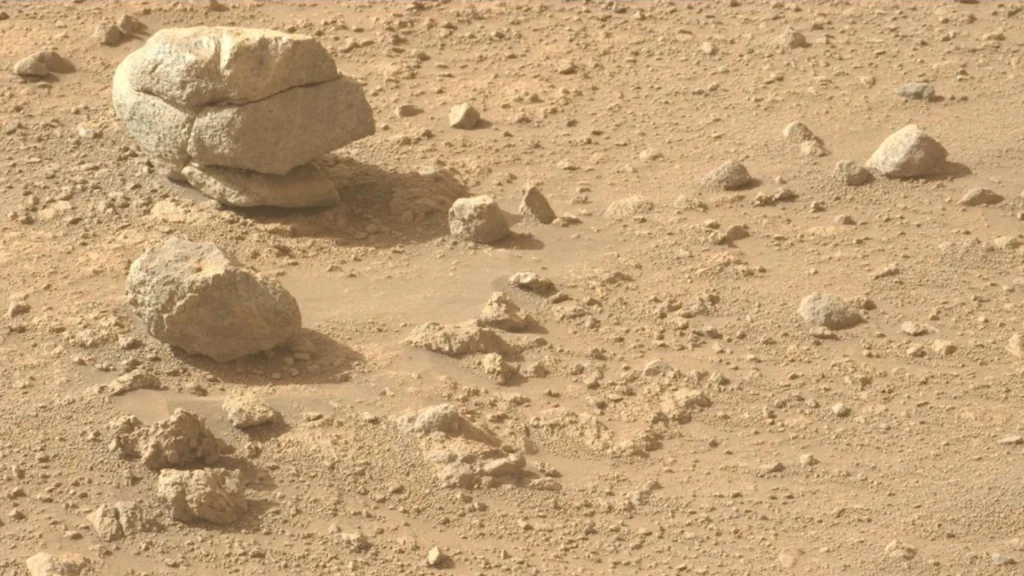 NASA descobre em Marte três estranhas rochas perfeitamente empilhadas