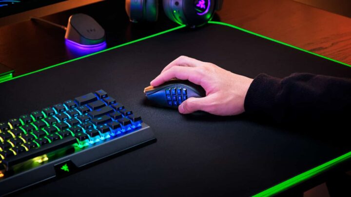O rato Razer Naga V2 Pro com que James Ries, fundador da clínica de telemedicina Twenty Mile Medical, faz praticamente todo o seu trabalho.