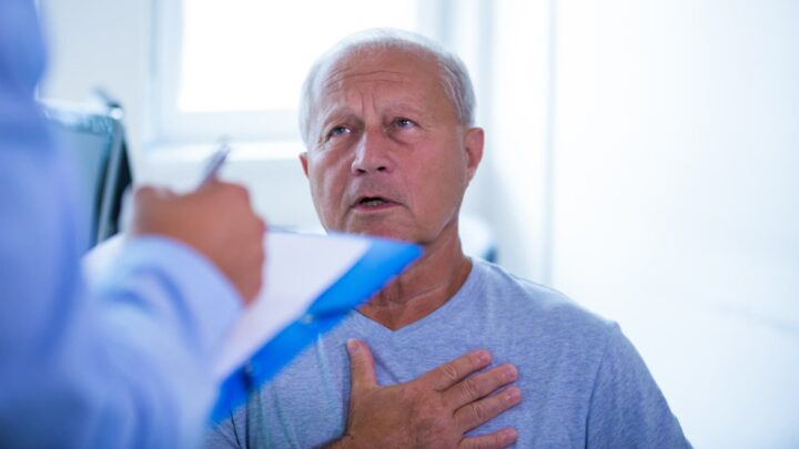 Paciente (homem) a ser ouvido por um médico