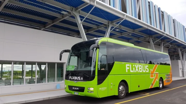 Motorista da FlixBus suspenso após deixar criança de 11 anos numa área de serviço