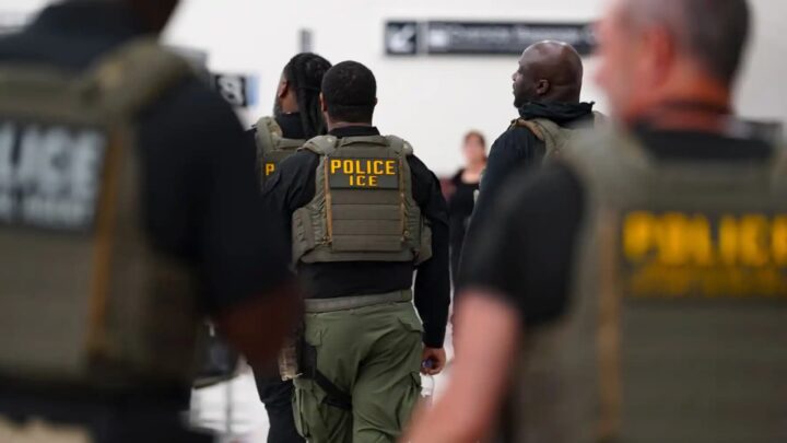 Agentes do ICE. Fonte: <a href="https://www.brookings.edu/articles/ice-acquisition-of-surveillance-technologies-accelerates-the-loss-of-public-trust-in-dhs/">Brookings</a>