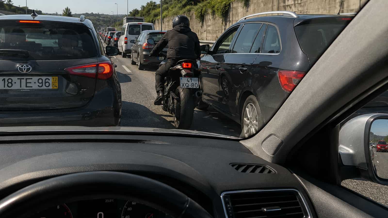 As motas podem furar as filas de trânsito? Saiba o que diz a lei!