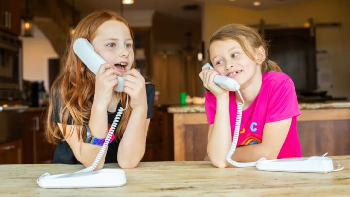 Telefone fixo desenhado para crianças