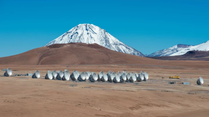 Ilustração da ALMA a procurar alguma comunicação extraterrestre