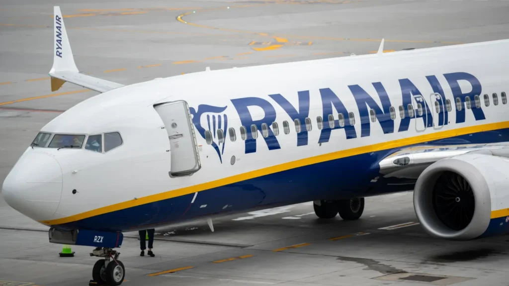Passageiro quase foi sugado por janela de um Boeing 737 da Ryanair (vídeo)