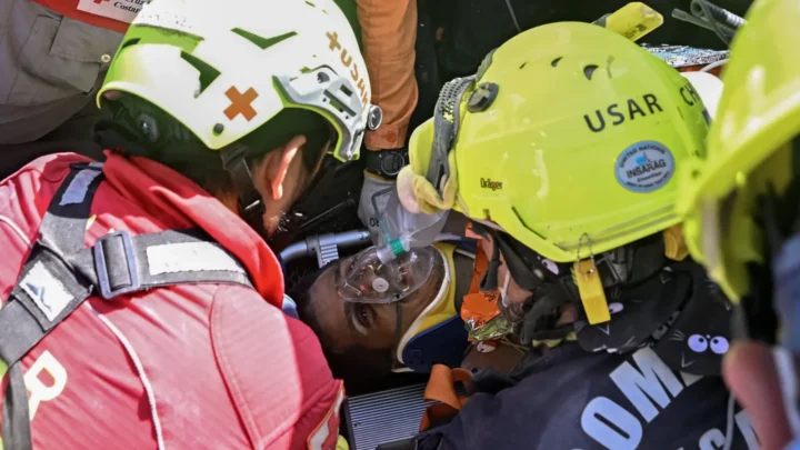 Imagem de um homem resgatado com vida após sete dias soterrado na Venezuela