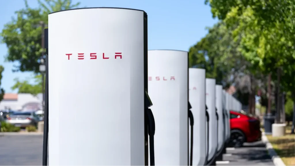 Tesla reforça os Superchargers em Portugal e traz a funcionalidade fila inteligente