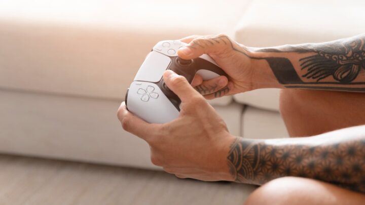Homem a jogar PlayStation