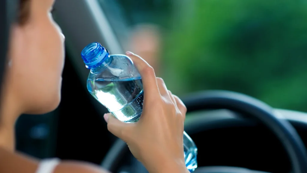 Pode beber a água que ficou vários dias dentro do carro?