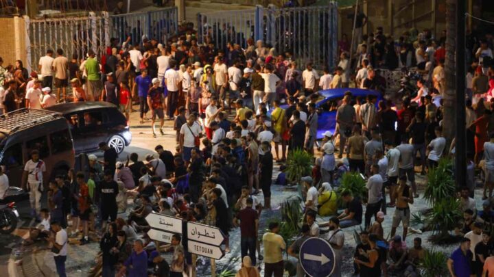 Na quinta-feira, dia 30 de julho, as pessoas reuniram-se em Bab Sebta, na fronteira entre Marrocos e Espanha, perto do enclave espanhol de Ceuta e da cidade marroquina de Fnideq. Fonte: AFP-JIJI, via The Japan Times