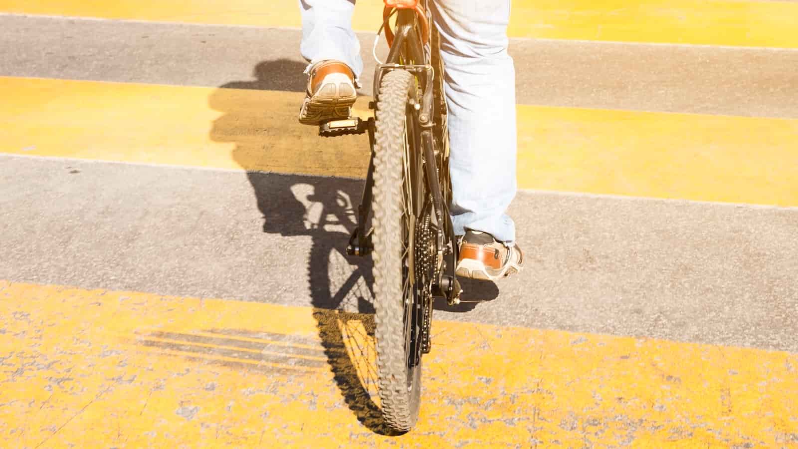 Ciclistas podem atravessar a passadeira em cima da bicicleta?