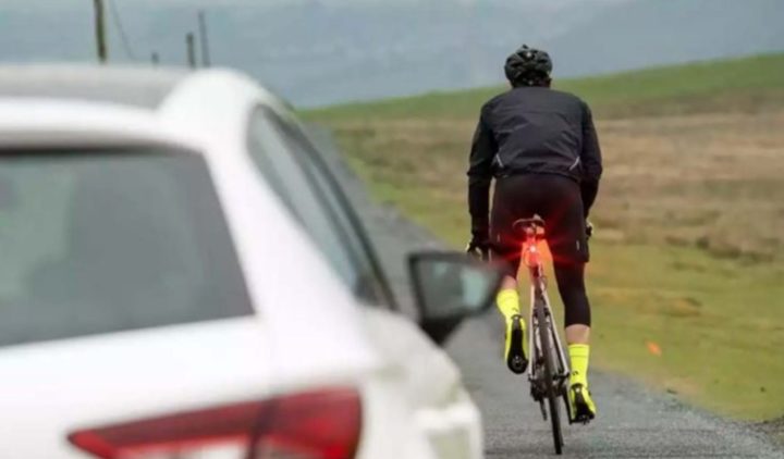 Pode-se pisar o traço contínuo para ultrapassar ciclistas?