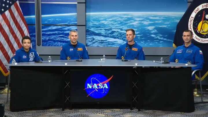 Da esquerda para a direita, Jessica Watkins e Luke Delaney, da NASA, Joshua Kutryk, da Agência Espacial Canadiana, e Sergey Teteryatnikov, da Roscosmos, fotografados no Centro Espacial Johnson da NASA, a 3 de agosto de 2026. Crédito: NASA