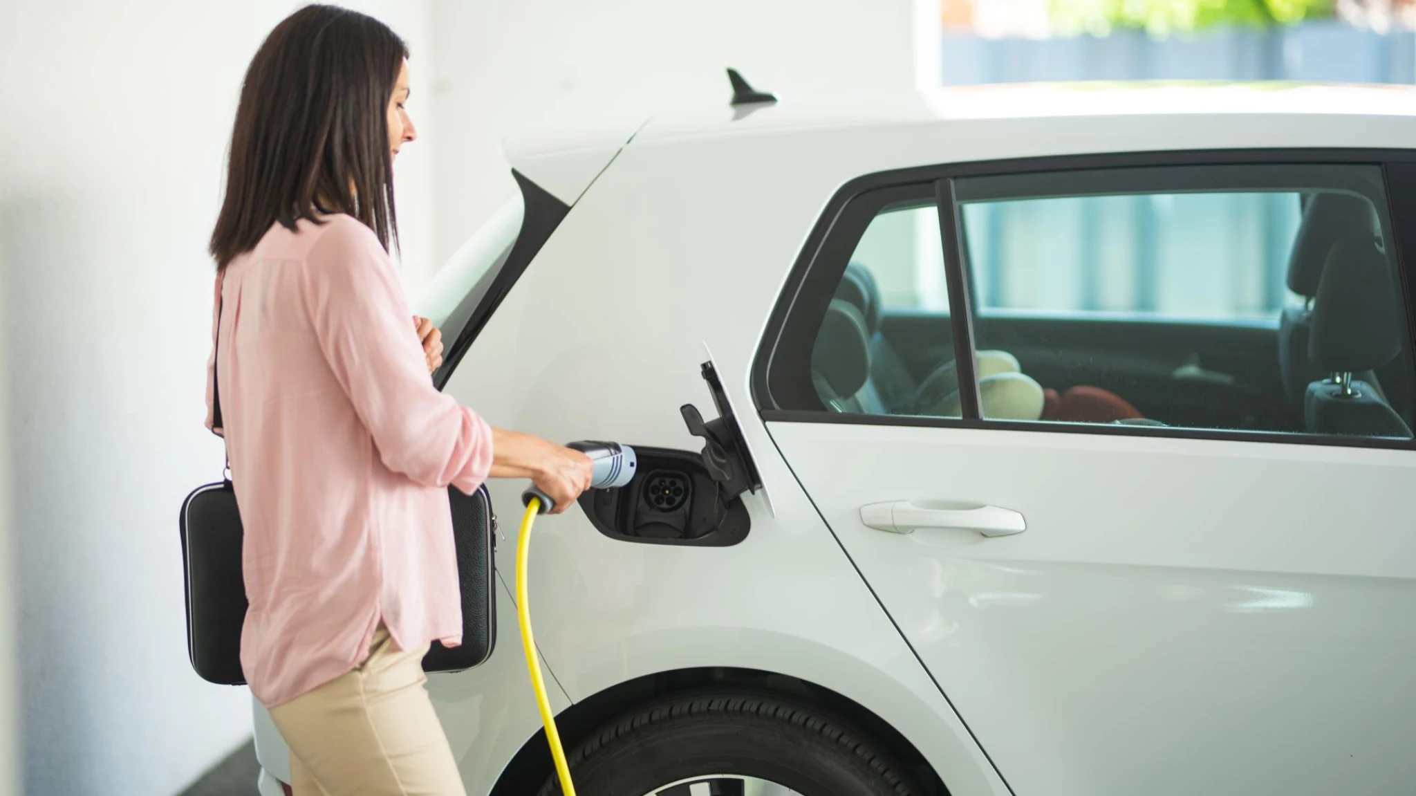 Carregar o carro elétrico em casa vai ficar mais caro! Saiba quanto vai pagar a partir de outubro