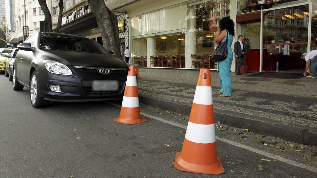 Reservar um lugar de estacionamento com cones ou cadeiras é ilegal?