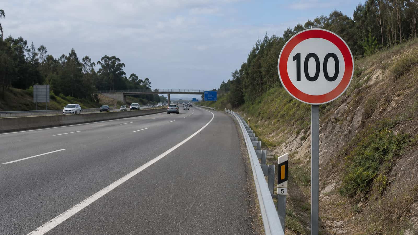 Nova proposta defende limite único de 100 km/h para veículos a combustão na Europa