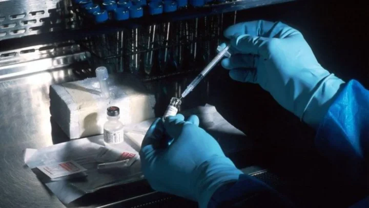 Ilustração de uma vacina mRNA para combater vários tipos de cancro