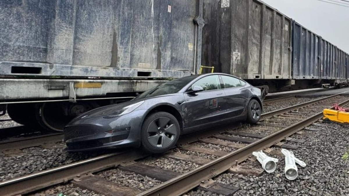FSD da Tesla quase provocou uma tragédia contra um comboio em andamento