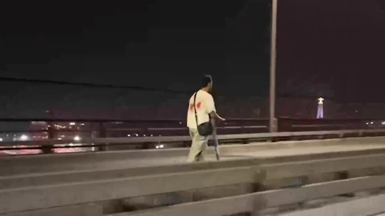 Jovem apanhado a circular em trotinete na Ponte 25 de Abril (em contramão)