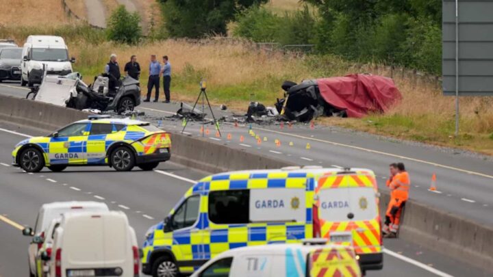 Local do acidente na M9 sentido norte, na saída 3, no condado de Kildare, Irlanda. Crédito: Niall Carson/PA, via CNN