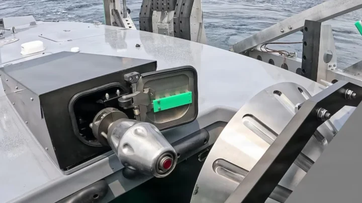 Imagem braço robótico de um drone-barco para reabastecer em alto-mar.