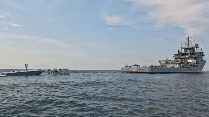 Imagem braço robótico de um drone-barco para reabastecer em alto-mar.