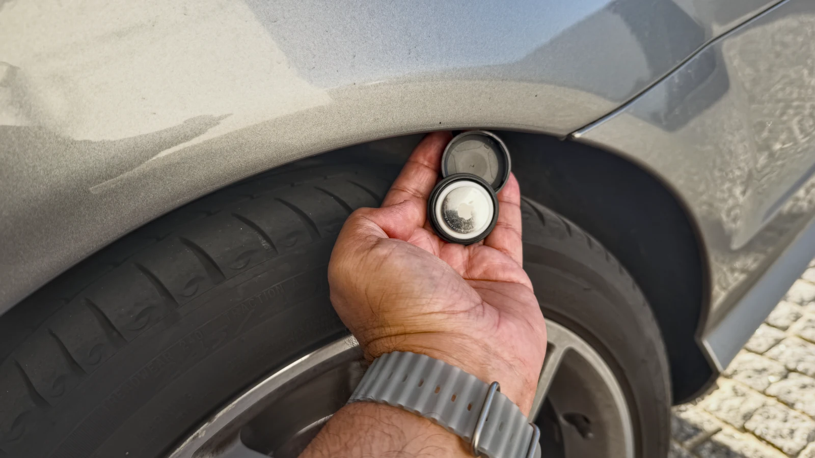 AirTag escondido no carro: mulher diz que o iPhone não a avisou e processa a Apple