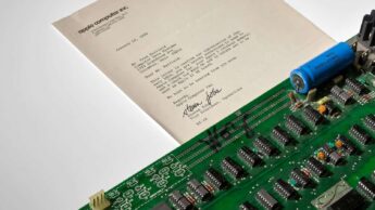 Um dos últimos Apple-1 a funcionar vai a leilão: assinado por Wozniak e com uma carta de Jobs