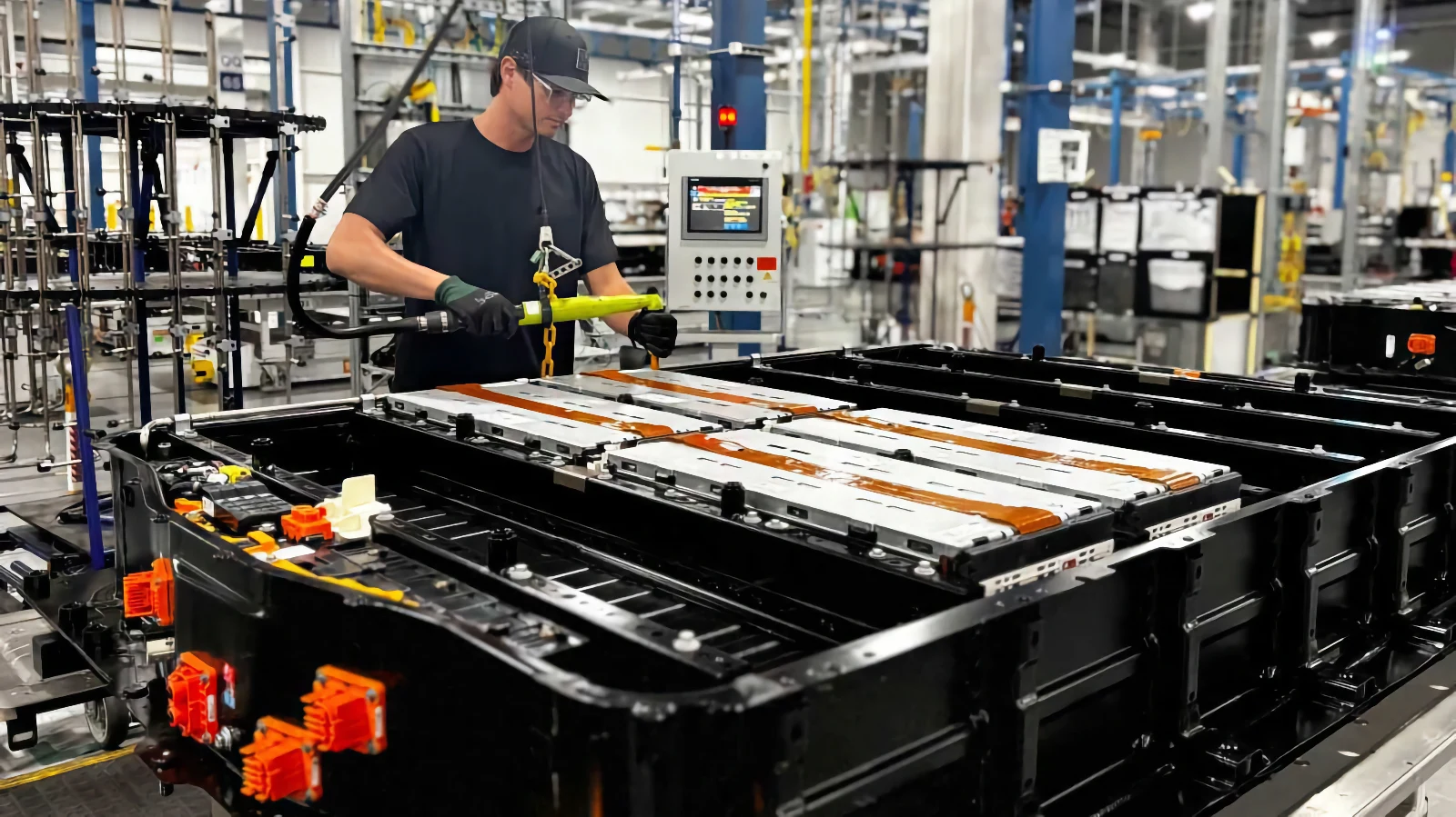 Baterias velhas voltam à estrada: GM já fabrica elétricos com metais 100% reciclados