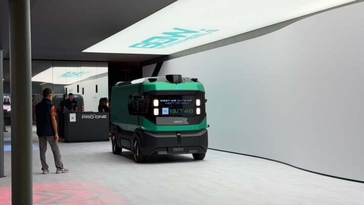 Stellantis apresentou uma caixa sobre rodas que não precisa de condutor, o BOW