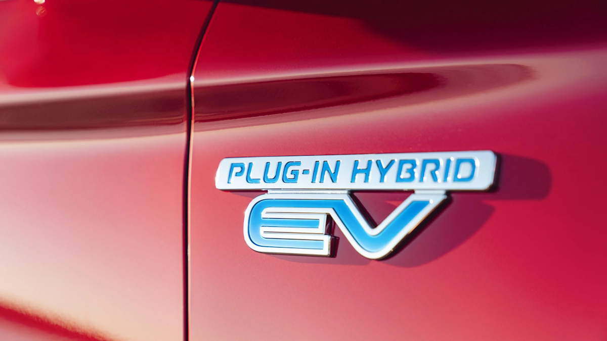 Carros híbridos plug-in afinal poluem até 6 vezes mais do que as marcas prometem
