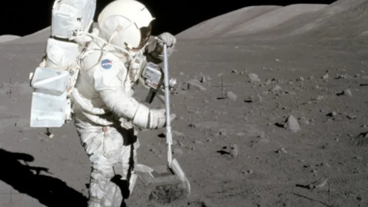 Imagem da Lua que cientistas acreditam guardar tecnologia extraterrestre no regolito.