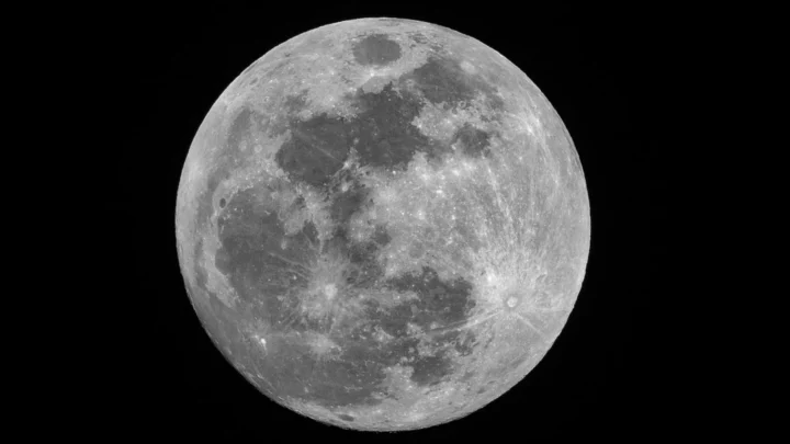 Imagem da Lua que cientistas acreditam guardar tecnologia extraterrestre no regolito.