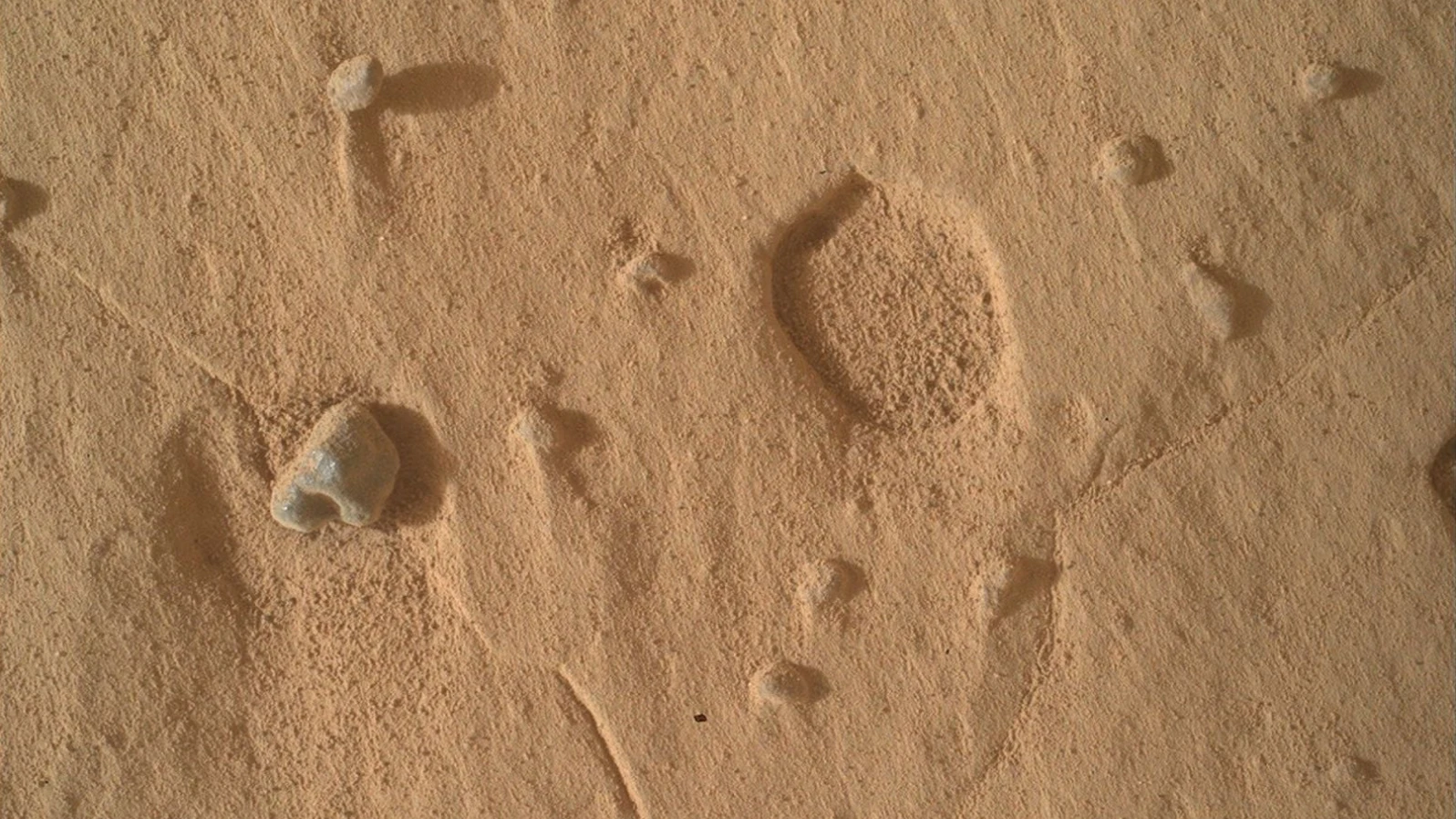 Curiosity fotografa “pegadas” em Marte e intriga cientistas da NASA