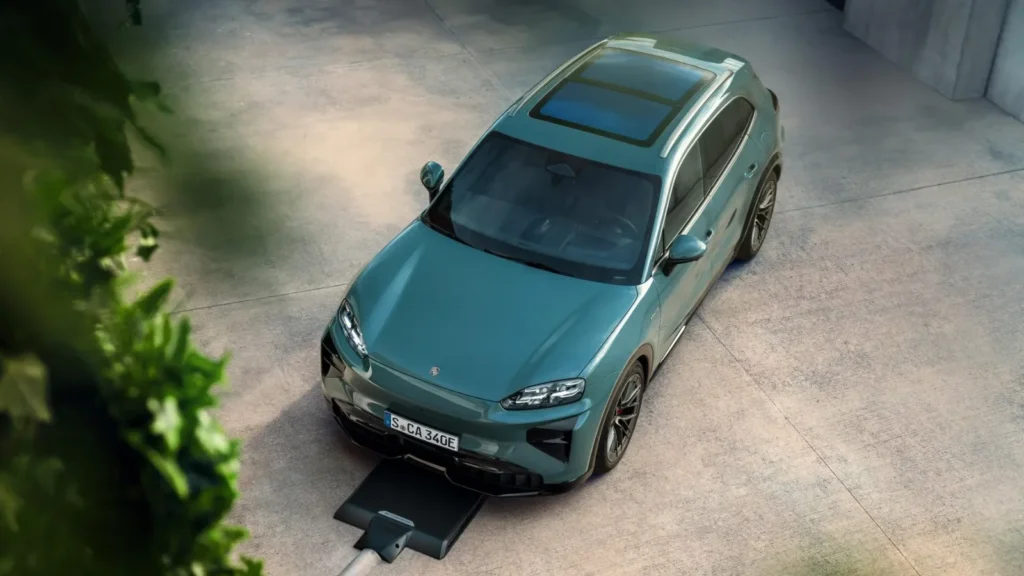 Porsche acaba com o cabo: Cayenne Electric já pode carregar simplesmente estacionando