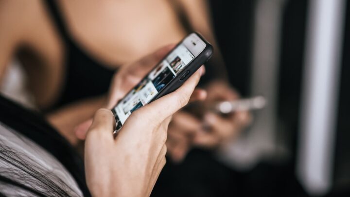 Utilizador a fazer scroll nas redes sociais