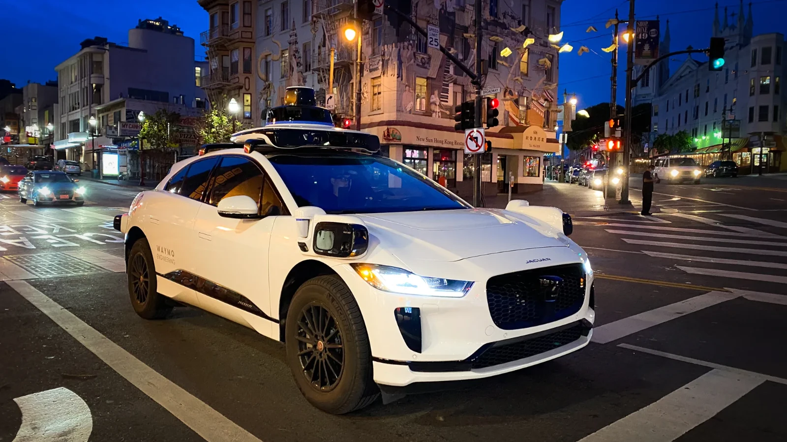 Menor entrou com arma para dentro de um robotáxi e o carro denunciou-os à polícia