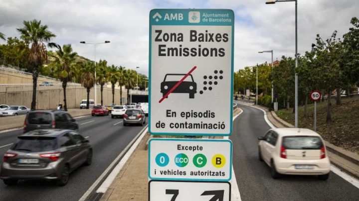 Imagem de sinal ZBE ou Zona de Baixas Emissões.