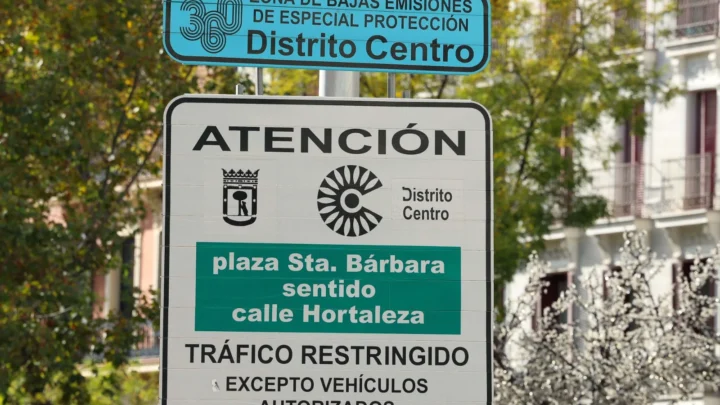 Imagem de sinal ZBE ou Zona de Baixas Emissões.