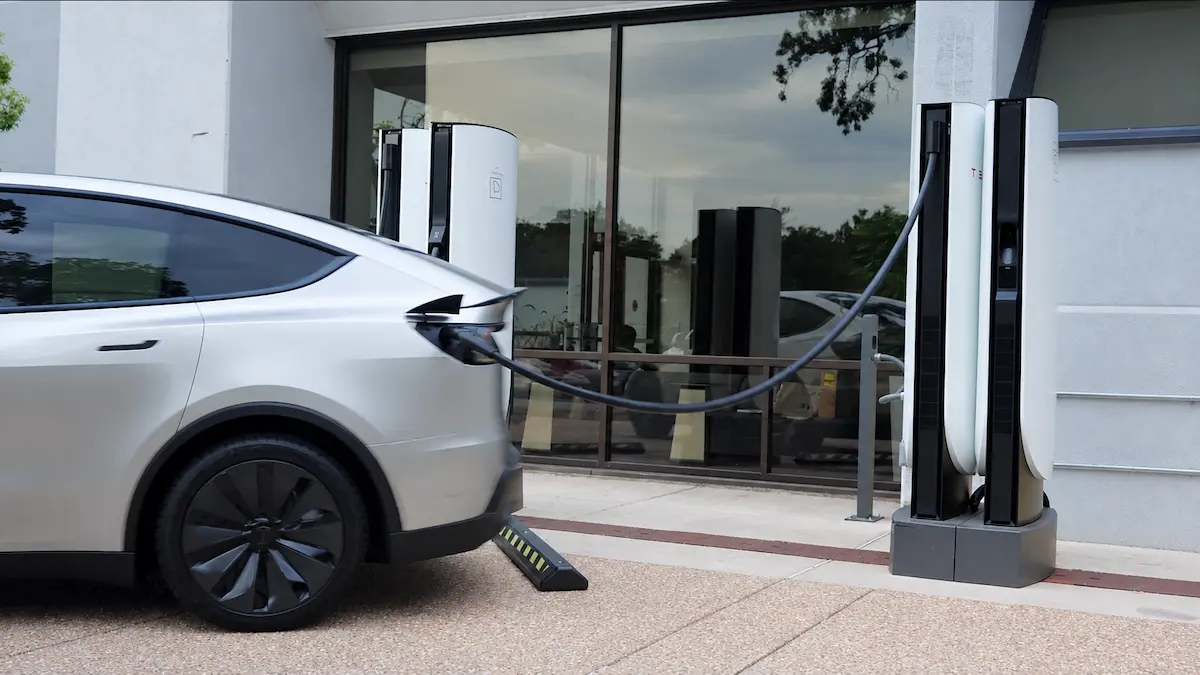 Tesla permite agora deixar o Supercharger mesmo com o cabo ligado. Mas terá danos