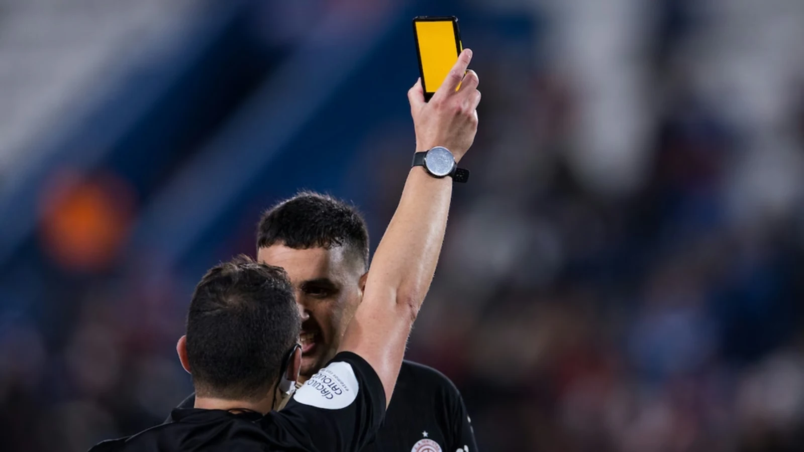 Futebol testa cartões virtuais: o amarelo e o vermelho passaram para um ecrã