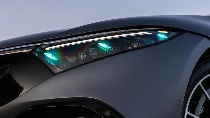 Luzes ciano em veículos automóveis? Conheça a proposta da NHTSA