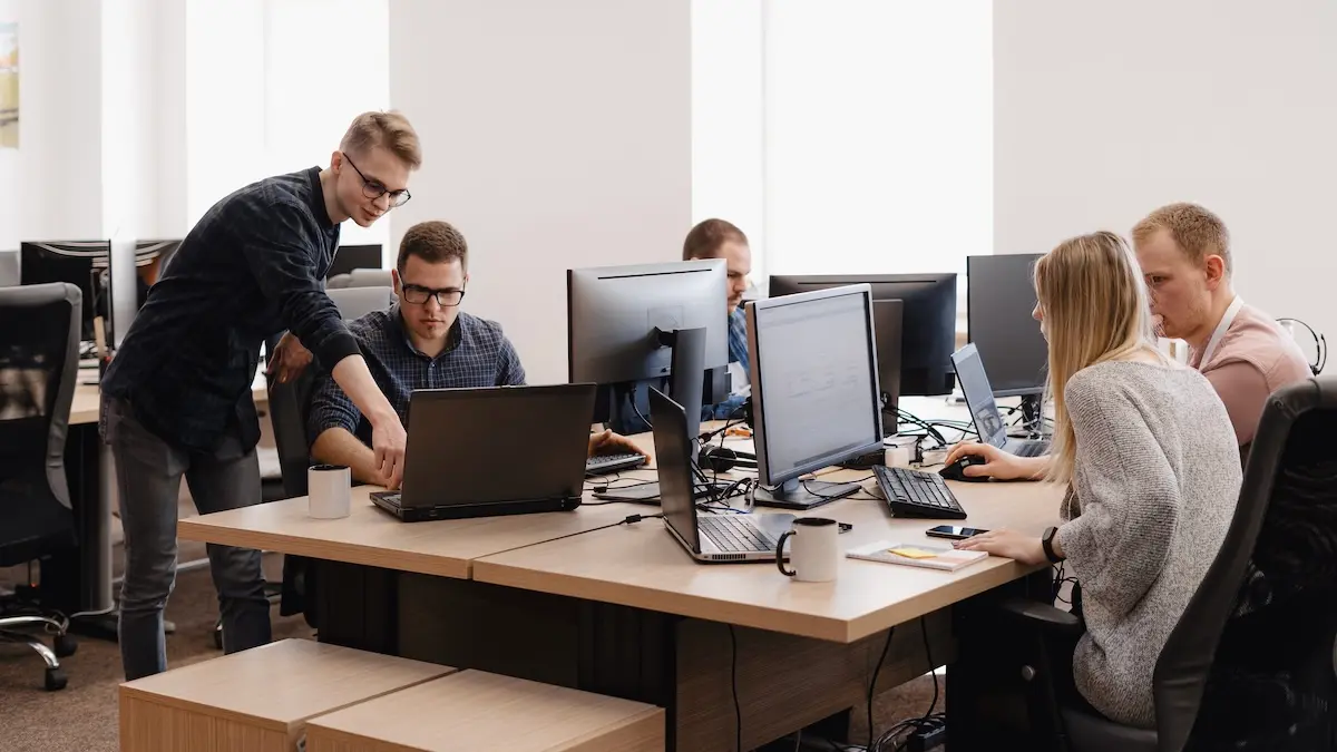 A empresa cresce. Mas quem trata dos computadores?
