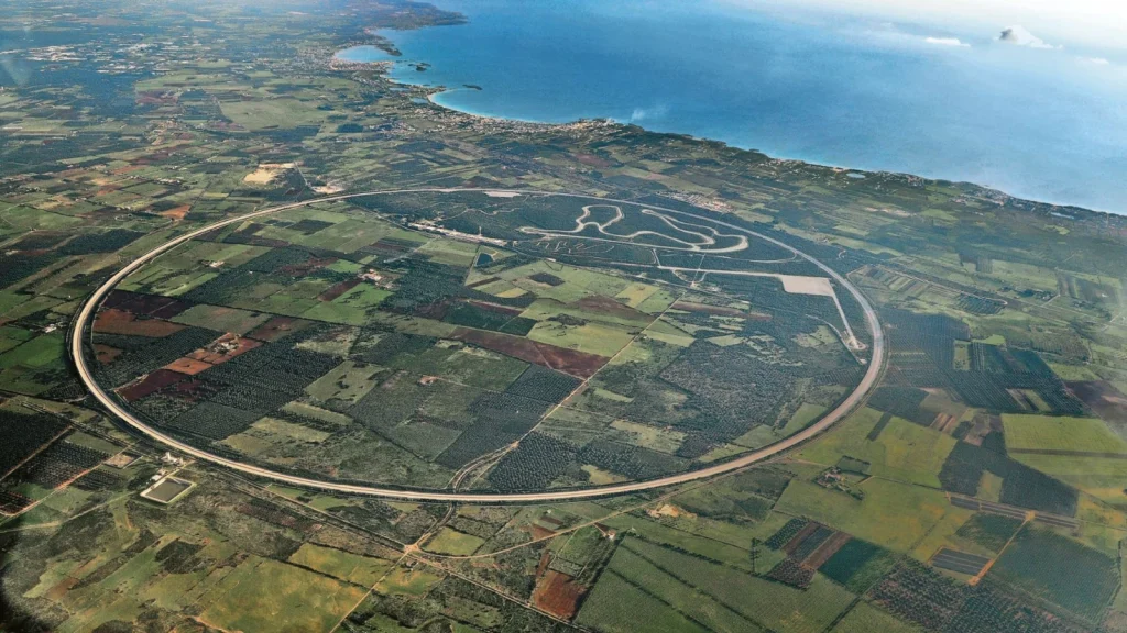 Esta pista não tem fim: pode conduzir a 245 km/h sem mexer no volante