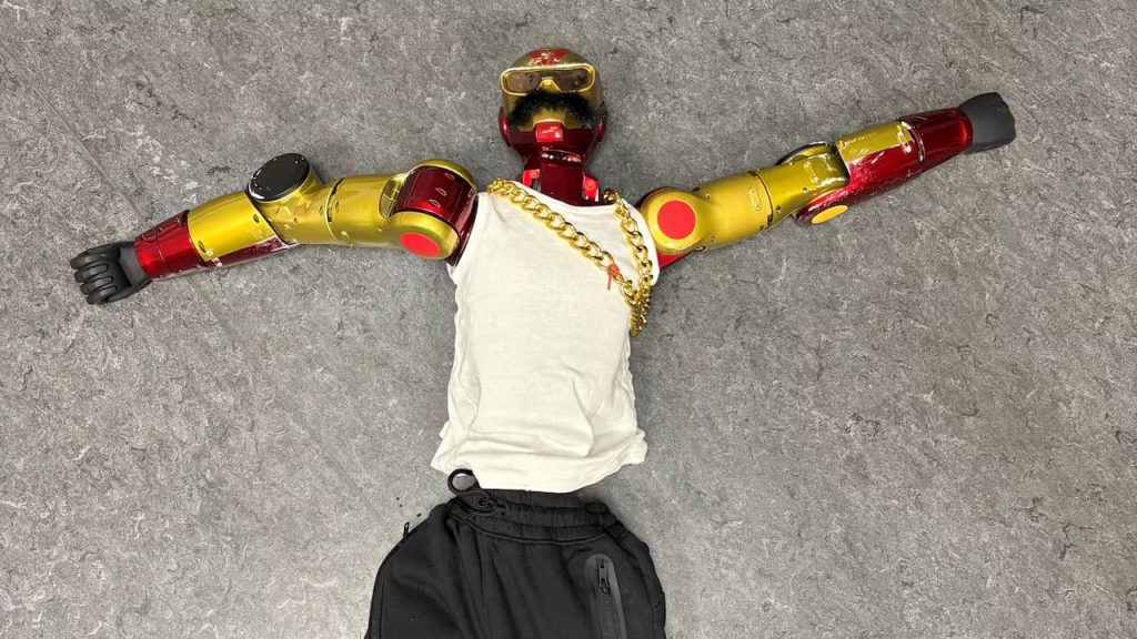 Robô humanoide apalpou adolescente de 16 anos! Proprietário está a ser investigado